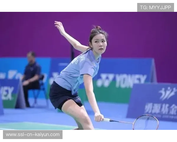 羽毛球少女连续救球如跳舞：运动中的优雅与坚持