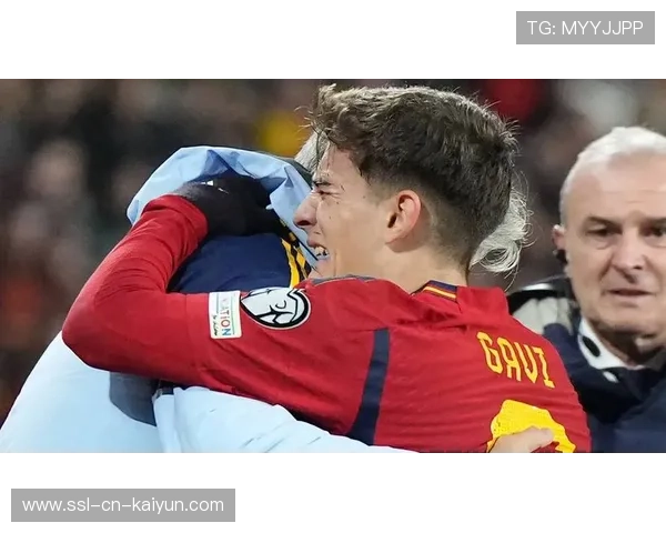 巴萨快速反击配合团队完成三骑士进球：速度与默契的战术美学