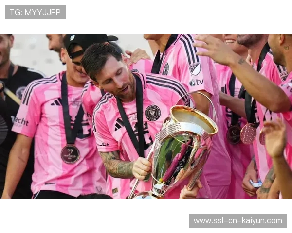 迈阿密国际发布冠军海报,梅西站在画面核心位置 迈阿密国际发布冠军海报,梅西站在画面核心位置